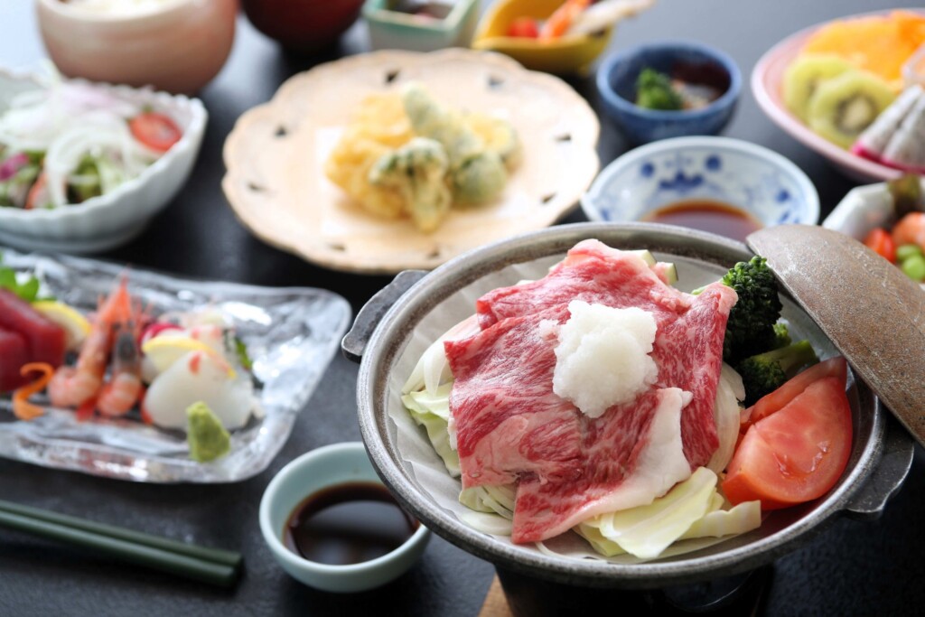 鳥取和牛と夏野菜の陶板焼き+ハーフビュッフェ　口溶けのよさやコクのある旨味が特徴の鳥取和牛と、大山の天然水で育った「夏野菜」の陶板焼きをメインにした夏らしいお料理です