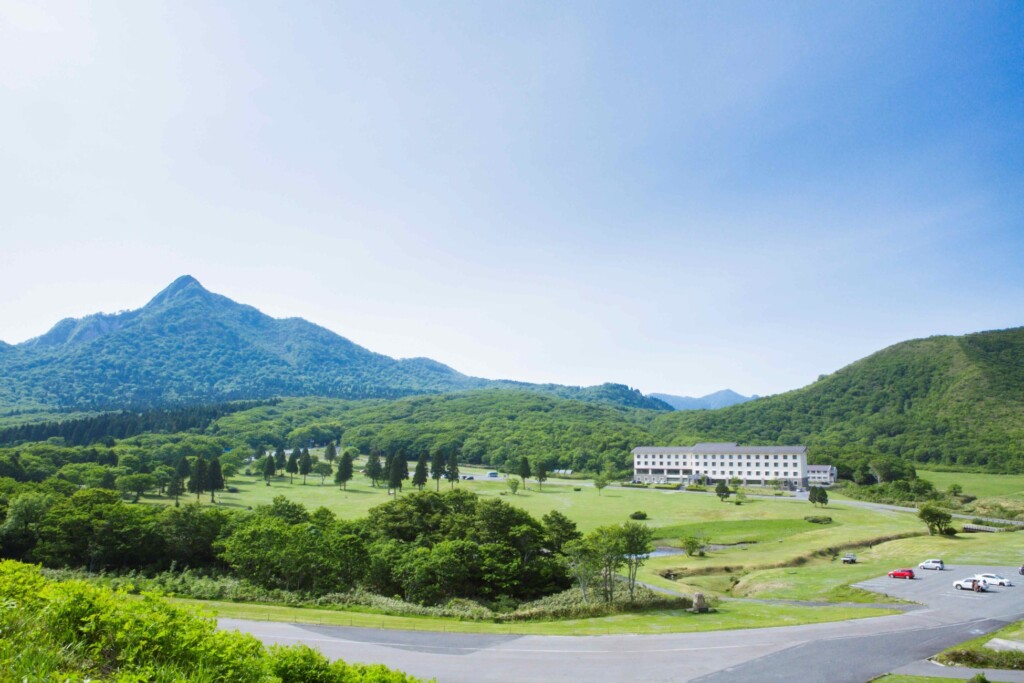 標高920mに位置する休暇村奥大山の園地はまさに大自然の宝庫　カタクリやマツムシソウ、その他希少な湿原植物に出会う事が出来ます