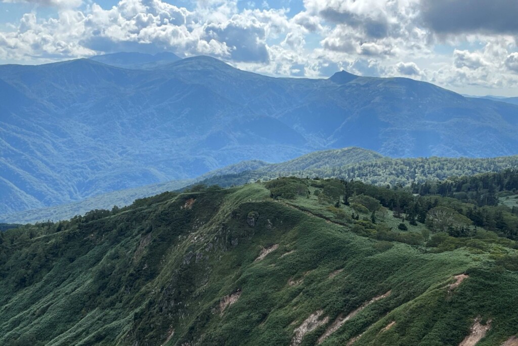 犬倉山の山頂からは、秋田駒ケ岳、笊森山（ざるもりやま）、乳頭山（烏帽子岳）も望めます