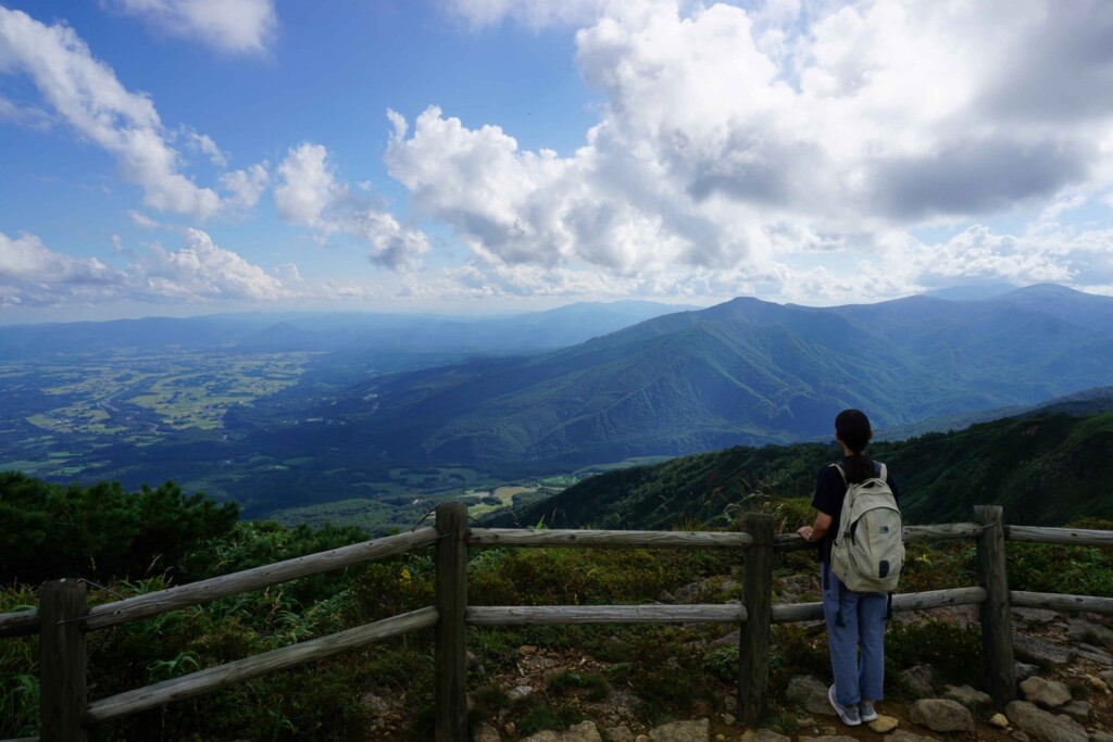 第３リフトの終点から片道４０分程登ると標高1,408mの犬倉山の山頂に着きます　山頂は展望が良く、軽登山として自然に親しむことができます