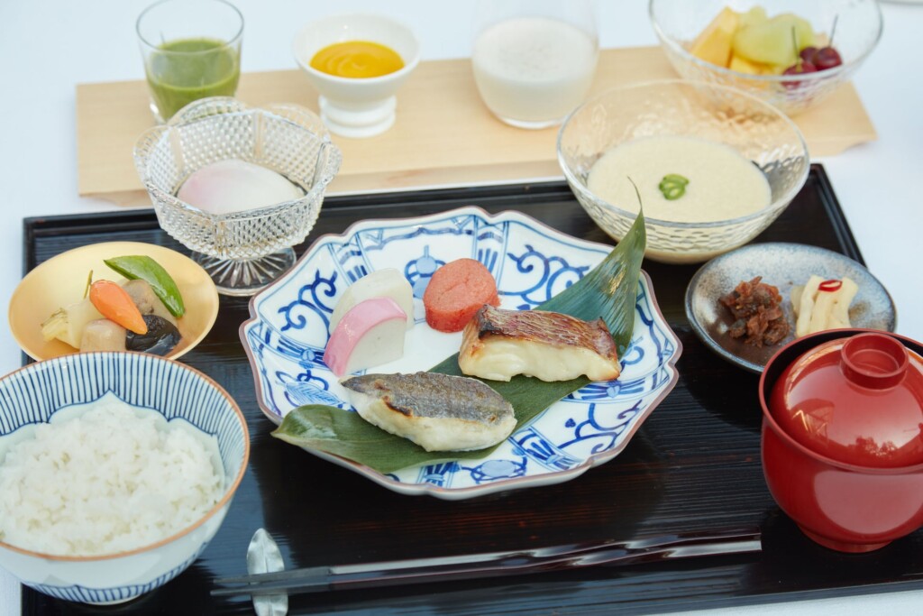 和食）魚２種、温泉卵、漬物２種、野菜煮付け、佃煮、冷奴、ご飯（越宝玉）、季節のお味噌汁