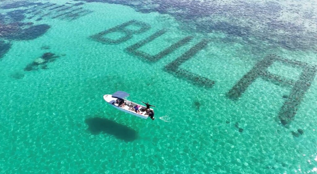 サンゴ礁で植付けたBULAの文字を描いたサンゴ礁の養殖場Bulaリーフ