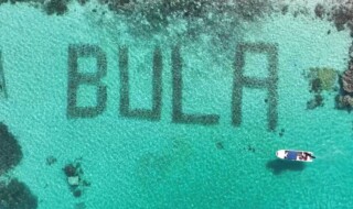 サンゴ礁で植付けたBULAの文字を描いたサンゴ礁の養殖場
