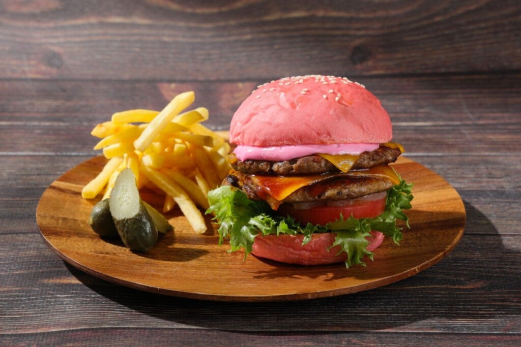 “ピンク×ピンク”のスマッシュチーズバーガー　¥3,300　※サービス料別