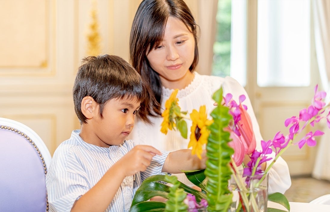 親子で花と触れ合い、花への感謝や創作の喜びを学ぶ