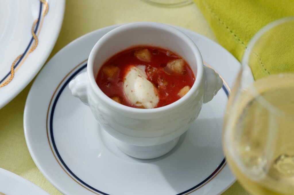 スープ：トマトのガスパッチョ風とマスタードのクリーム