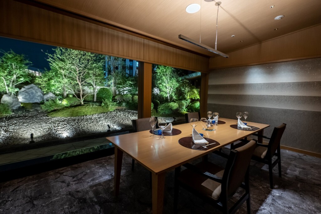 夜はライトアップされた日本庭園を眺めながらお食事を堪能