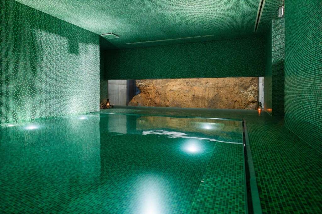 薬草スチームサウナ付属の水風呂（男性）：薬草スチームサウナに隣接し、薬草の色を模した地下空間。水風呂は、御船山の天然水を使用しています。