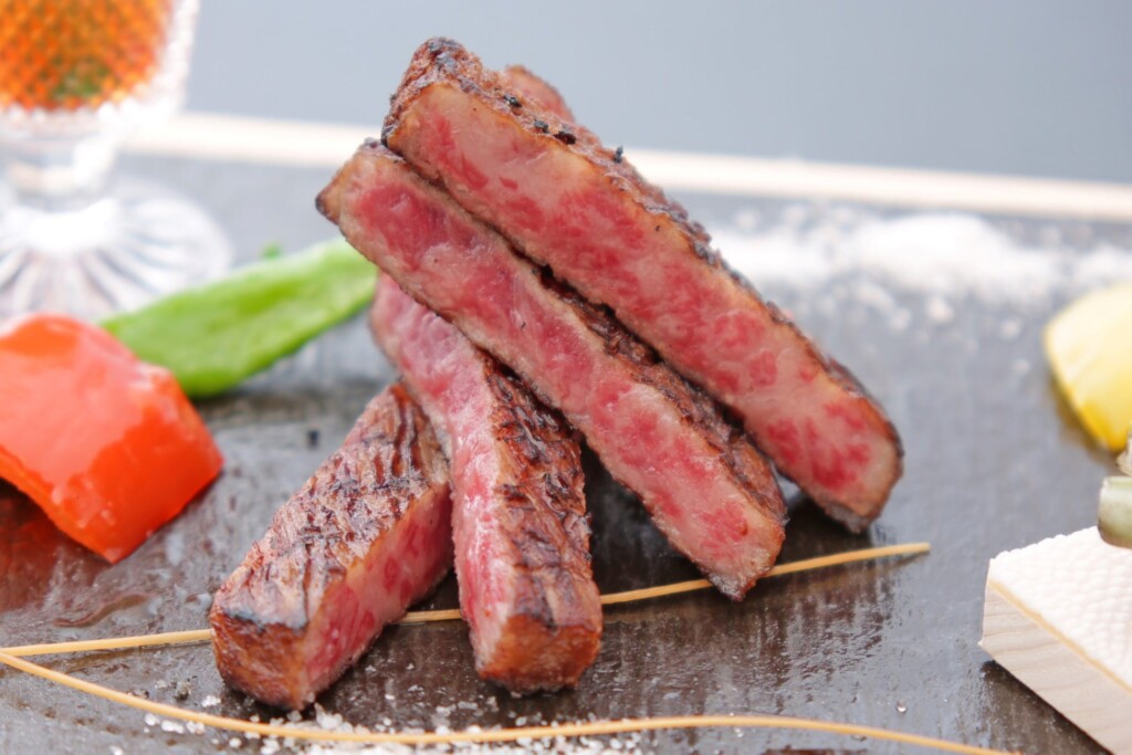 「近江牛ステーキ」は総料理長こだわりの特製ソースと直前にすりおろした生山葵により、更にそのおいしさを感じることができます