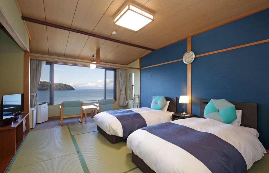 10畳の和室にベッドを２台配備したお部屋です　全室のお部屋の窓からは眼下に琵琶湖を見渡すことができます