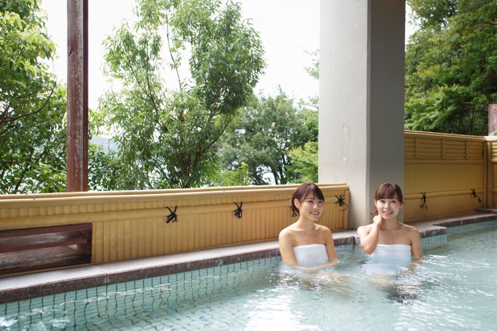 近江八幡市初の天然温泉「宮ヶ浜の湯」　東館の露天風呂からは琵琶湖に浮かぶ沖島・比良山系がご覧いただけます