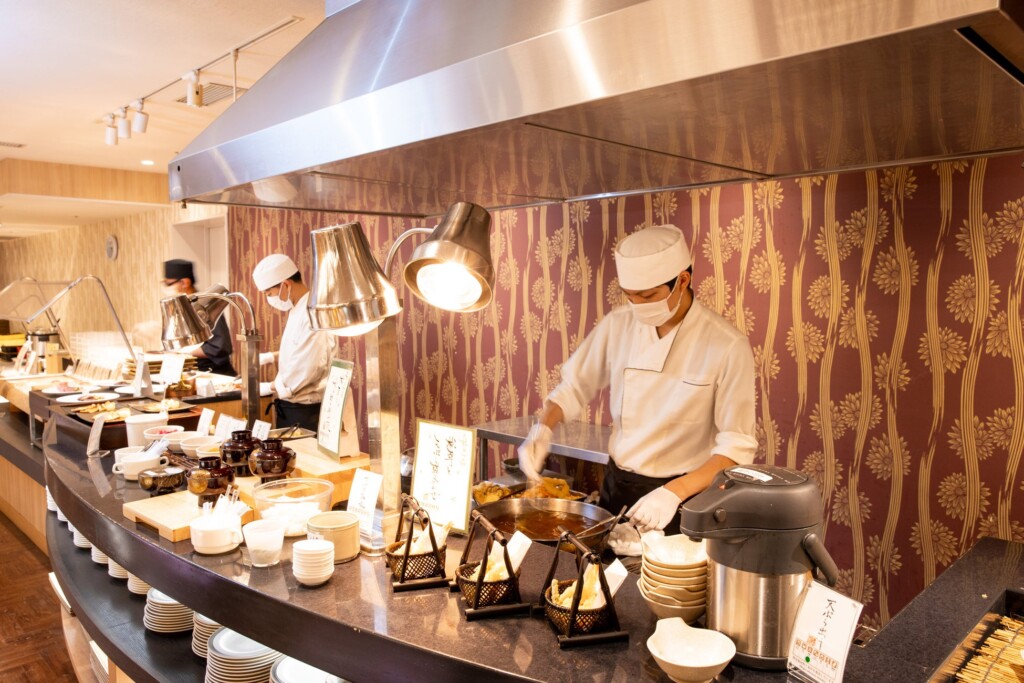 ライブインパクトキッチンでは、料理人が目の前で仕上げる鉄板焼や天ぷら、お寿司など、出来立てと華やかさにこだわって美味しいだけでなく魅せるビュッフェを実演