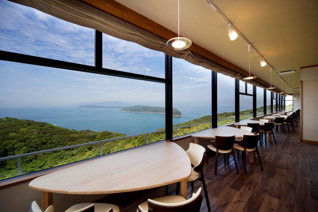 オーシャンダイニング「紀伊の国」：大きくとった窓からは、紀淡海峡を望み、景色の美しさと料理の旨さを堪能できるレストラン
