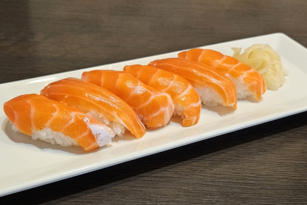 鮮やかなオレンジ色の身質と、しっかり乗った脂は相性の良い握り寿司でご提供します