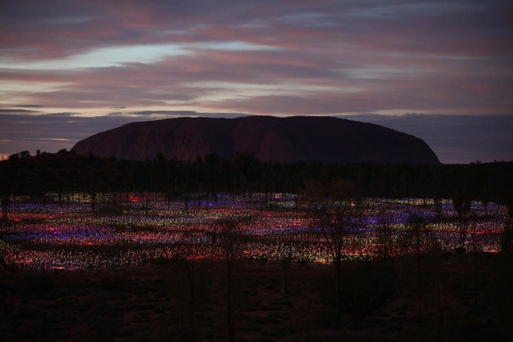 オーストラリア、ウルル(エアーズロック)で開催されている「Field of Light」© Bruce Munro Studio