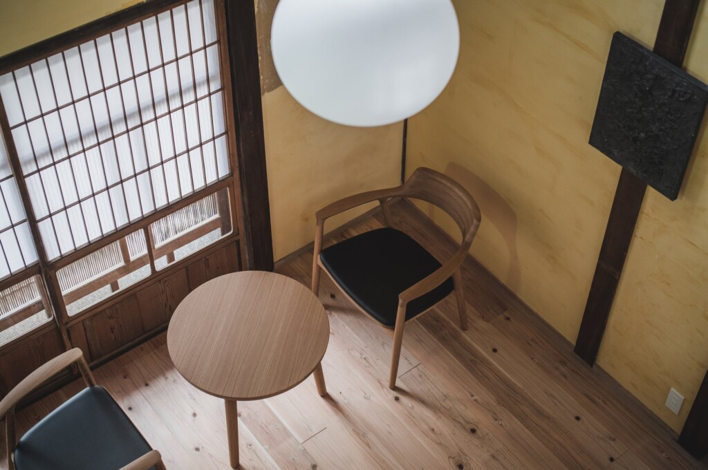 FLOSやルイスポールセンの照明、マルニ木工のHIROSHIMAにカールハンセンのYチェア、天童木工の座椅子など。各空間で和と洋が融合し、心地よい空間を生み出している。