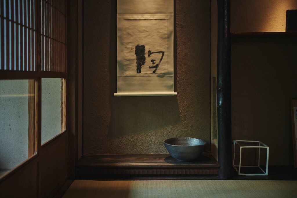 京都・府綾部市を拠点に活動する和紙職人ハタノワタルによる掛け軸。「陶」は、陶々亭のために描きおろした。