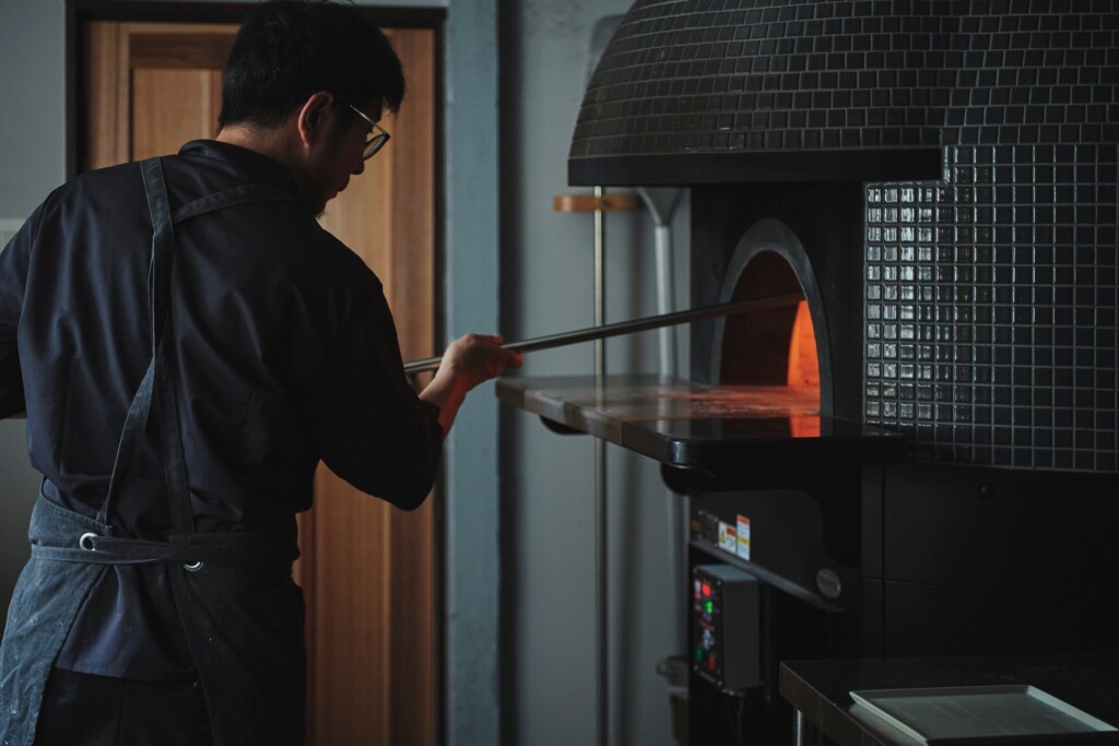 長崎市内で唯一の薪窯で焼く本格ピザは特有の香ばしさと豊かな風味が特徴。最高の素材を使い、一枚一枚丁寧に焼き上げている。
