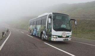 乗鞍岳の畳平へ向かうバス