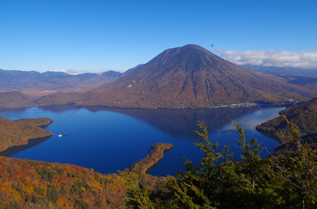 中禅寺湖と男体山