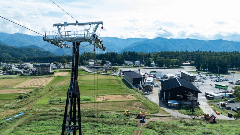 建設中の新ゴンドラリフトの支柱と山麓駅（中央）（2024年9月25日撮影）