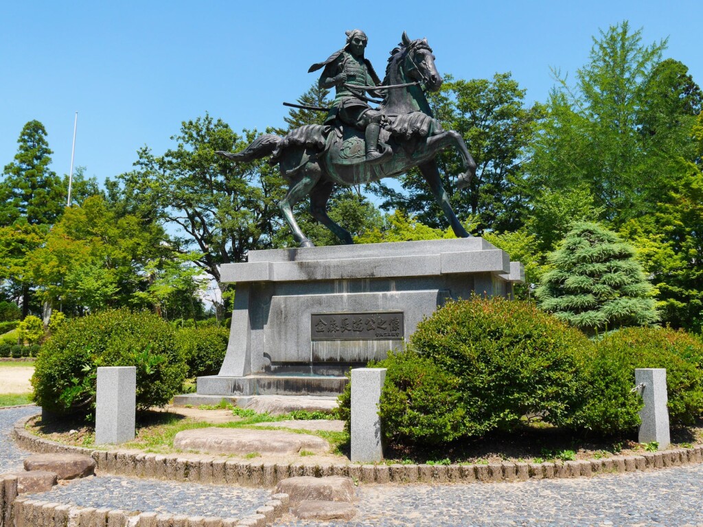 金森長近像（城山公園）