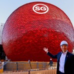 ©️The Singapore Pavilion, Expo 2025 Osaka　外観が完成したドリーム・スフィアとオン・エンチュアン駐日シンガポール共和国大使