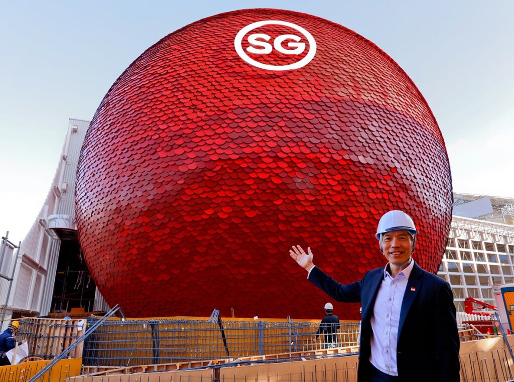 ©️The Singapore Pavilion, Expo 2025 Osaka　外観が完成したドリーム・スフィアとオン・エンチュアン駐日シンガポール共和国大使