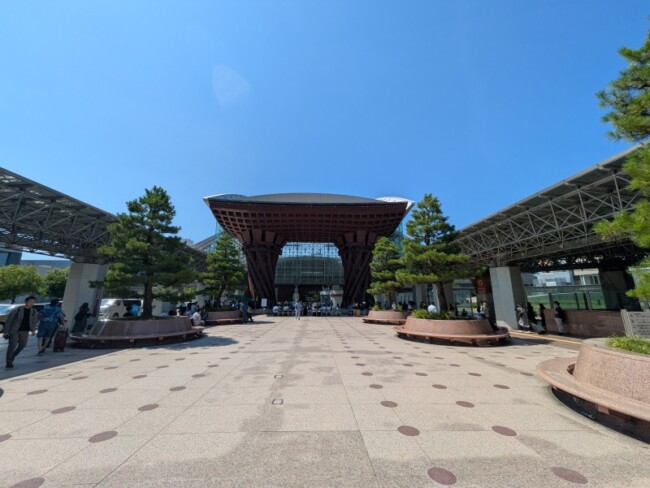 ＜金沢観光の定番 鼓門＞