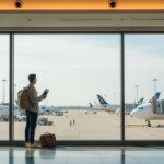 ANA「トクたびマイル」とは、片道3,000マイルから旅行できる国内線特典航空券サービスの概要を示す空港の風景。