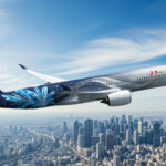 DREAM SHO JETとは、大谷翔平選手デザインの特別塗装機が都市上空を飛ぶシーン。夢を運ぶ象徴として表現。