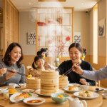 ヒルトン福岡シーホークですみっコぐらし飲茶日和を開催する飲食シーンの雰囲気。楽しそうな家族が伝統的な飲茶を楽しむ様子を描写。