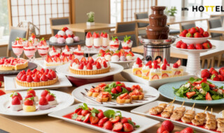 JWマリオット奈良でいちごブッフェ開催へ。季節の苺を使った華やかなスイーツとセイボリーが並ぶダイニングの一コマを表現しています。