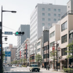 マリオット「シティエクスプレス」大阪に2軒オープンへ。大阪市西成区の都市風景を背景に、ホテルの新しい魅力を表現したシーン。