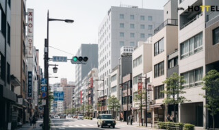 マリオット「シティエクスプレス」大阪に2軒オープンへ。大阪市西成区の都市風景を背景に、ホテルの新しい魅力を表現したシーン。