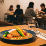 ヒルトン名古屋とお肉の専門店スギモトがコラボしたプレミアムご当地カレーの美味しさを伝える食卓の雰囲気。