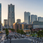 OMO5横浜馬車道が2026年1月開業決定。横浜の高層ビルと港の見える風景、都市の賑わいを感じるシーン。